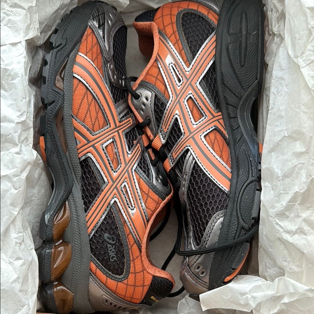 ASICS Men 5.5 women’s 7 
Orange and Black Athletic Running Sneakers